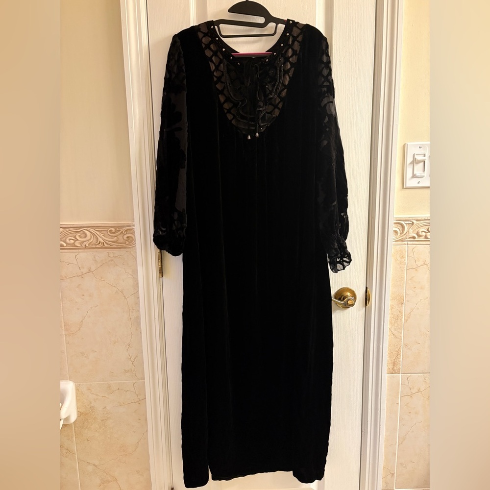 Elegant Black Velvet Dress with Lace Details